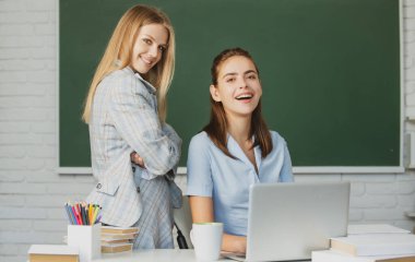 Öğrenci kızlar üniversitede birbirleriyle konuşuyorlar. Arkadaşlarla sınava hazırlanma ve öğrenme.