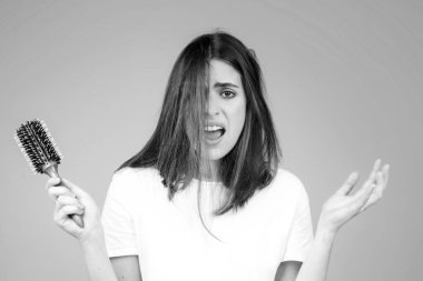 Saç problemi olan bir kadın. Kadın saçlarını kaybetmiş gibi görünüyor. Kellik ve saç tedavisi kavramı.