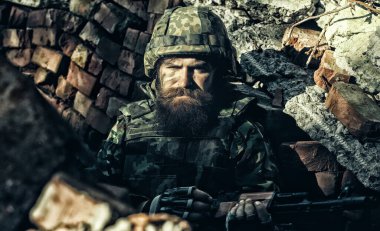 Paralı asker, üniformalı ve plaka taşıyıcı tüfekli acımasız asker, savaşa hazır..