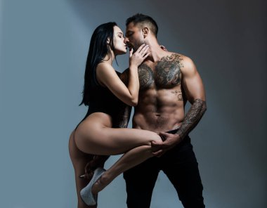 Aşık seksi bir çift. Romantik baştan çıkarma flörtü, romantik çift. İspanyol erkeğine ve seksi kadın aşıklarına duyulan erotik aşk. Kucaklaşan ateşli genç çift. İnsanları sevmek.