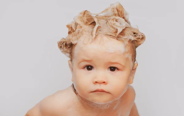 Kleine baby neemt bad, close-up gezicht portret van lachende jongen, gezondheidszorg en kinderen hygiëne. Grappige kinderen gezicht close-up. — Stockfoto
