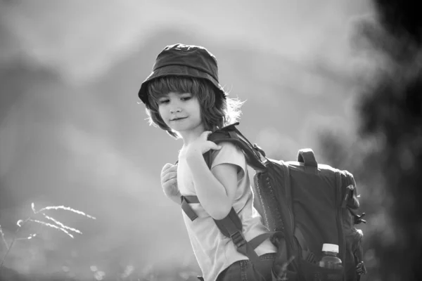 Kind met rugzak wandelen in schilderachtige bergen. Kind lokale toerist gaat op een lokale wandeling. — Stockfoto