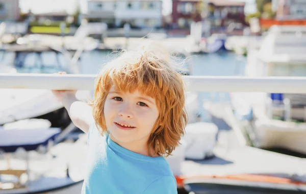 Miejsce do cumowania blisko morza. Mały chłopiec w porcie jachtowym. Wakacje. Podróżuje promem. Wybrzeże morskie. — Zdjęcie stockowe