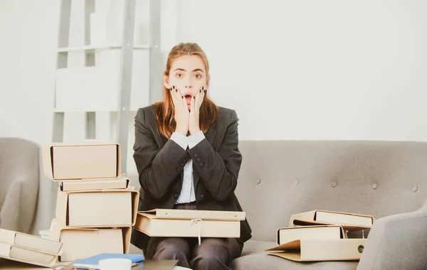 Trauriges Sekretärinnenmädchen mit vielen Aktenordnern, gestresste Geschäftsfrau zu viel Arbeit, Büroproblem. Müde gestresste junge Mitarbeiterin im Büro. — Stockfoto