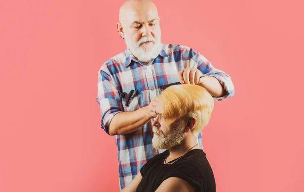 Kuafördeki adam saçını kestiriyor. Profesyonel kuaför salonundaki modern müşteri. Müşterisinin profesyonel berber stili saçı.. — Stok fotoğraf