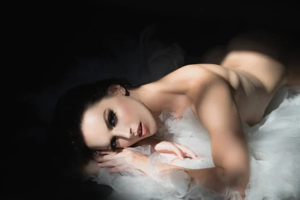 Modelo sexy desnuda. Mujer sensual con cuerpo delgado perfecto posando en vestido de moda. Cuerpo sexy perfecto. —  Fotos de Stock