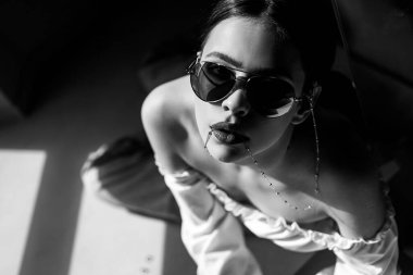 Güneş gözlüklü şık moda kadını, modaya uygun aksesuarlar..