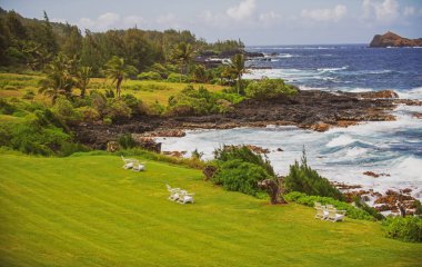 Tropik plaj geçmişi. Sakin turkuaz dalgalı kumsal. Maldivler, mükemmel manzara, kopyalama alanı. Plajdaki şezlong..
