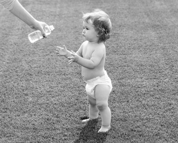 Menino bebê criança andando em um parque no dia brilhante da primavera. Criança saudável. — Fotografia de Stock