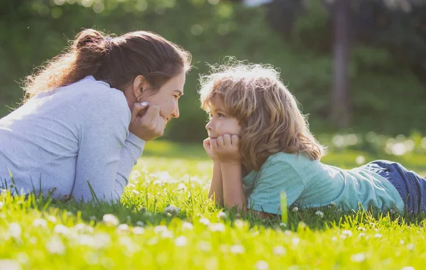 Gelukkig jong familie tijd doorbrengen samen buiten in groene natuur. — Stockfoto