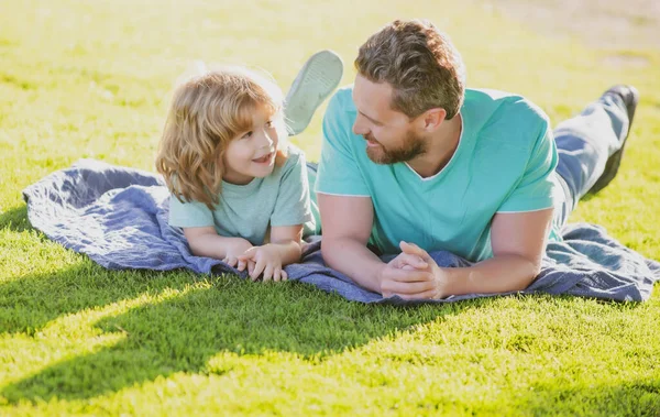 Feliz padre e hijo disfrutando de las vacaciones de verano en un parque soleado. Campamento familiar, vacaciones, concepto del día del padre. — Foto de Stock