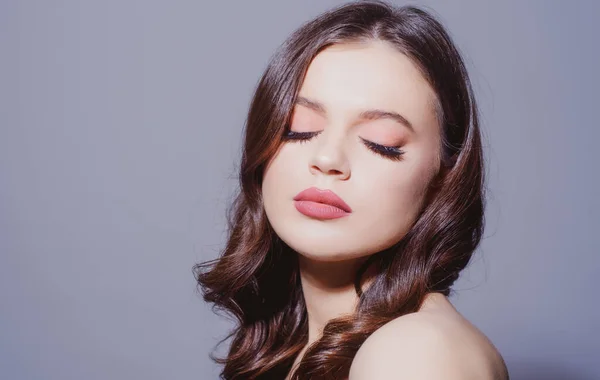 Sensueel meisje met perfecte frisse huid en glanzend haar, mooie vrouw met naakte make-up met gesloten ogen. Portret van een jonge vrouw. Mooi meisje gezicht. — Stockfoto