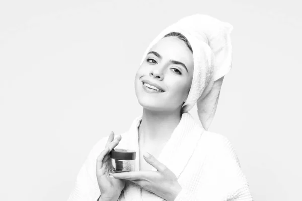 Tratamiento facial. Mujer feliz proponiendo un producto cosmético. Gestos para publicidad. — Foto de Stock