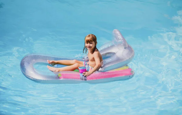 Bambini, buona estate. Vacanze estive. Bambino in piscina. Ragazzo che nuota alla piscina. Ragazzo divertente sul materasso di gomma gonfiabile. — Foto Stock