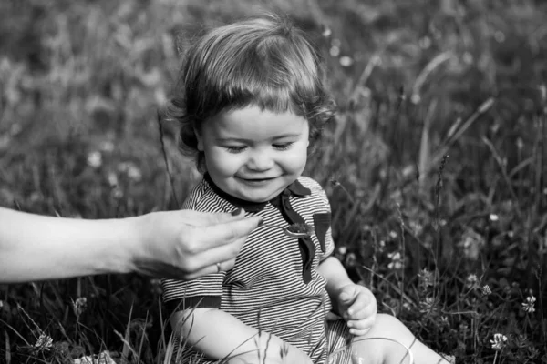 Aile, yemek, çocuk, yeme ve ebeveynlik kavramı. Anneler bebeği kaşıkla besliyor. Bebek besleme kaşığı. — Stok fotoğraf