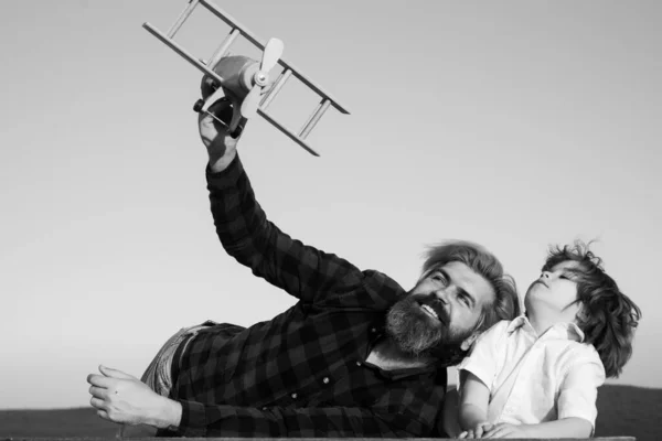 Pai e filho. Aviador de criança piloto com sonhos de avião de viajar. Pais com o menino. Pai brincando com criança . — Fotografia de Stock