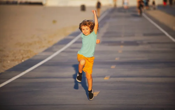 Niño corriendo al aire libre. Ejercicio infantil, deporte para niños, hacer ejercicio. —  Fotos de Stock