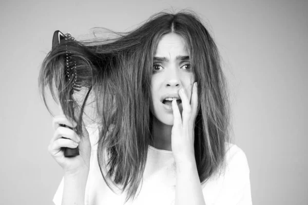 Sağlık hizmetleri şampuanı için saç dökülmesi sorunu olan bir kadın el tarağı.. — Stok fotoğraf