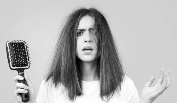Kvinna med håravfall problem. Porträtt av en ung flicka med en skallig. Huvudskott av en nervös flicka med en hårborste. — Stockfoto