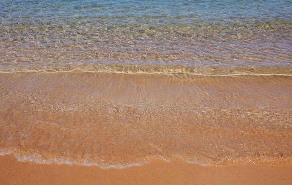 Fondo de agua de mar calma. Paisaje de aguas tranquilas con superficie tranquila. — Foto de Stock