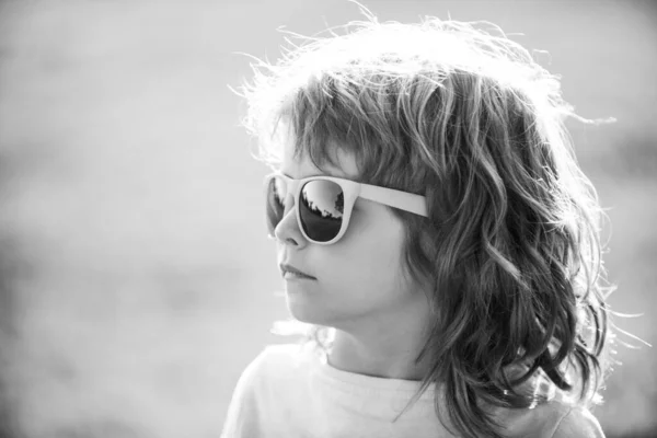 Nascido para ser uma estrela do rock and roll. Adorável fã de música pequena. Menino de jaqueta de balancim e óculos de sol. — Fotografia de Stock