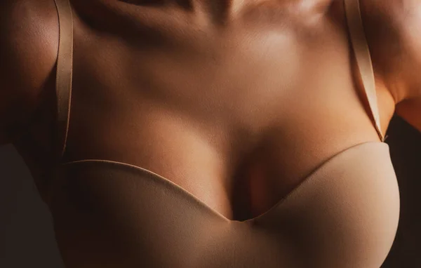 Women with large breasts. Sexy breas, boobs in bra, sensual tits. Beautiful slim female body. Lingerie model. Closeup of sexy female boob in bra. — ストック写真