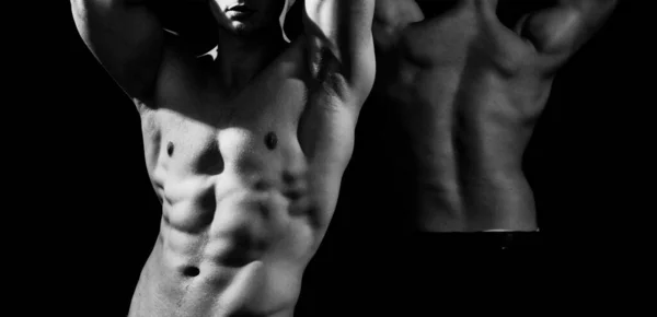 Homo concept. Close-up van twee naakte shirtloze mannen. Sexy mannelijk model. Twee sexy natte spierbundels op zwarte achtergrond. Twee atleten met een sterk lichaam. Hunky shirtloze mannelijke model. — Stockfoto