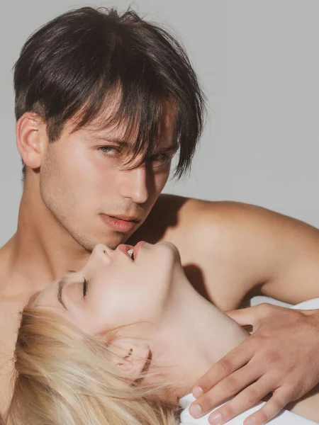 Sensuele kus, Man kuste vrouw. Sensueel gepassioneerd koppel dat zachtjes kust, geniet van tederheid en intimiteit. Jonge sexy aanhankelijke coupl. Romantische geliefden staan tegenover elkaar. — Stockfoto