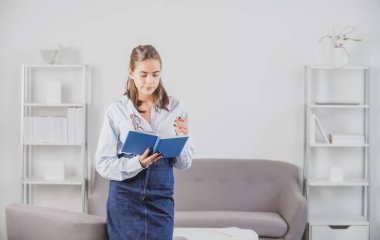 Kız öğrenci ya da genç öğretmen kız. Dizüstü bilgisayarda çalışan genç bir iş kadını, ofiste çok işi var. Sekreter kız.