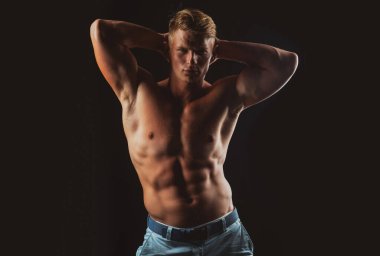 Çıplak Adam. Çıplak erkek gövdesi. Seksi kaslı adam. Üstsüz kaslı fitnes model vücut.