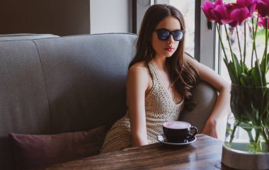 Kahveli Enjoyng kahvesi. Sabah kahvesi molası kapuçino americano latte espresso.