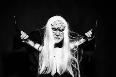 Kafasında kanlı boynuzları olan bir şeytan. Şeytan kafası siyaha izole edilmiş. Boğa kafalı bir adam. Ejderha derisi ve gri sakallı bir uzaylı. Eski simya. Boynuzlu kafalı bir Viking. Beyaz gözlü vampir adam..