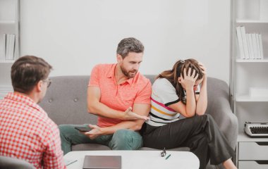 Sosyal Hizmetler psikoloğu genç bir çiftle konuşuyor. Çift psikoloğa aile sorunlarını anlatıyor. Evlilik danışmanlığı, evlilik sorunları..