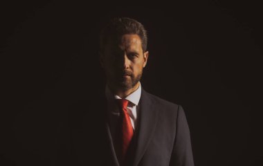 Ciddi bir iş adamı. Resmi giysi giymiş orta yaşlı işadamı, siyah giysiden izole edilmiş..