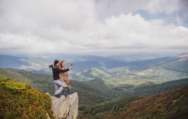 Birbirine aşık kamp çifti. Sevgili turistler doğada rahatlar. Aşıklarla kamp gezisi.