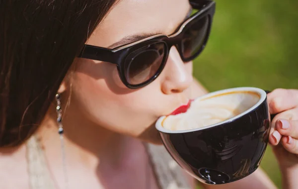 Chica de la moda disfrutar de café al aire libre. capuchino americano latte espresso. —  Fotos de Stock