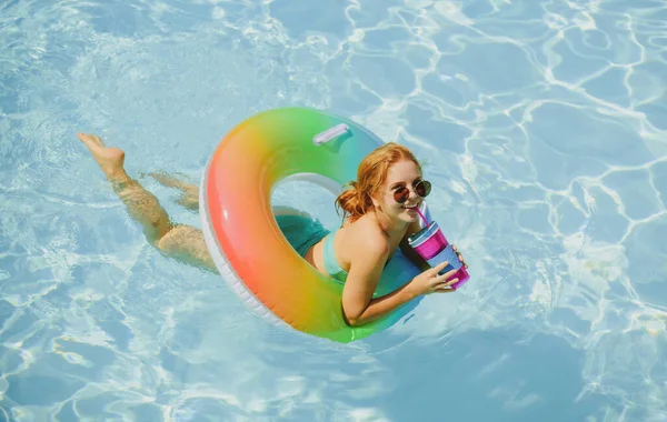 Vacances d'été, vacances d'été. Femme sur l'anneau de natation. Concept d'humeur estivale. Station balnéaire. — Photo