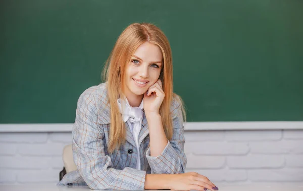 Πορτρέτο χαριτωμένο ελκυστική νεαρή φοιτήτρια στο πανεπιστήμιο ή γυμνάσιο. Θετικά συναισθήματα του χαριτωμένο κορίτσι σχολείο. — Φωτογραφία Αρχείου