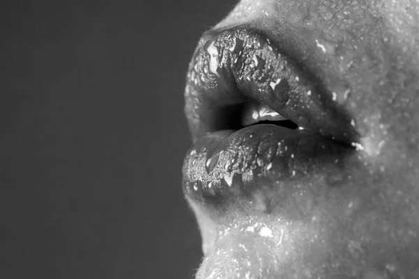 Szexi teli ajkak. Ajkak és nők szájfénye. Érzéki ajkak. Szexi nedves piros ajkak fiatal nő közelkép. — Stock Fotó