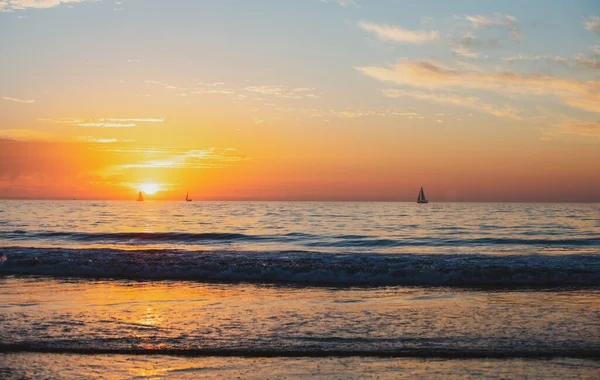 海と美しい雲の上の日の出。カラフルな海のビーチの夕日. — ストック写真