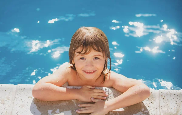 Portret wesołego dziecka w basenie. Słodki, radosny chłopczyk. Zamknij portret zabawnego chłopca. Kid zrelaksować się w basenie. — Zdjęcie stockowe