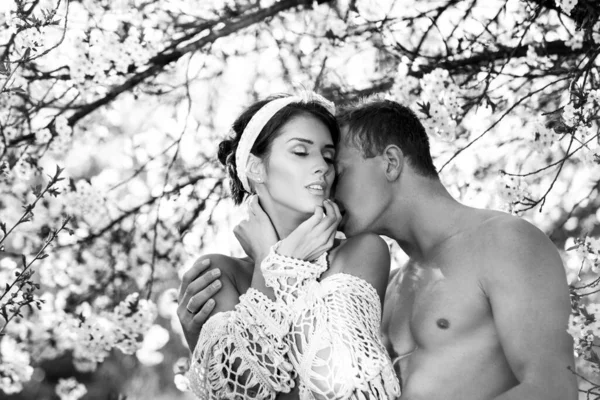 Медовый месяц. Весенняя пара в цвету вишни. Весенняя природа. История любви. — стоковое фото