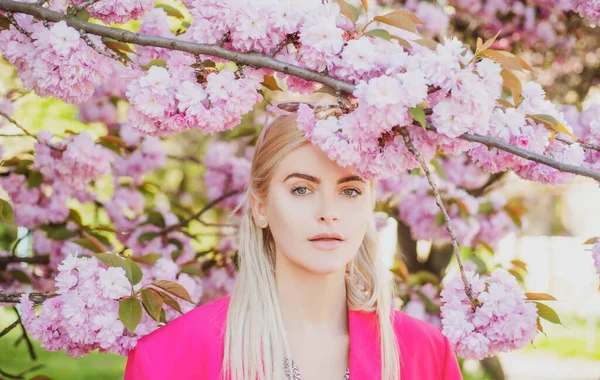 Il fiore ciliegio della moda primavera ragazze. — Foto Stock