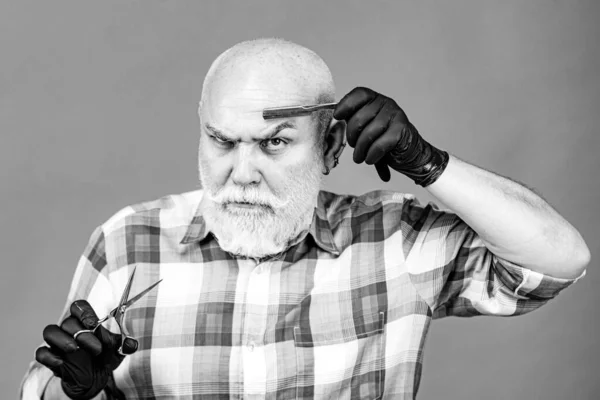 Förste frisör. Skäggig man, skäggig man. Porträtt av snygg frisör man med vitt skägg. Frisörsax och rakhyvel, frisörsalong. Vintage frisör, rakning. — Stockfoto