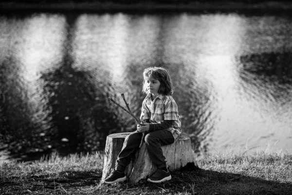 孤独な子供。孤独だけが子供だ。子供の不安うつ病、精神的な問題。子供の感情。否定的な神経衰弱. — ストック写真