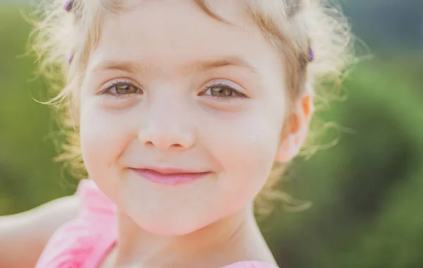 Bambina primaverile. Ritratto da bambino pieno di sole. Bambino sorridente, emozioni positive. Giornate estive. — Foto Stock