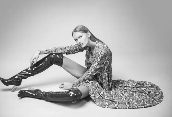 Trendy outfit. Kleding van de modeweek. Prachtige glamour mode vrouw. Provocerende slangenprint. — Stockfoto