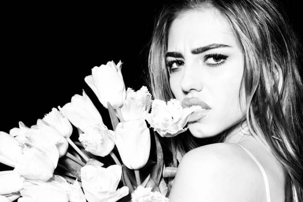 Retrato de sensual sensual jovem com flores. Cara de perto. Anúncio florista. — Fotografia de Stock