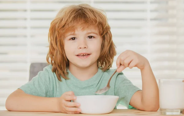 Biały dziecko chłopiec jedzenie zdrowe zupa w kuchnia. — Zdjęcie stockowe
