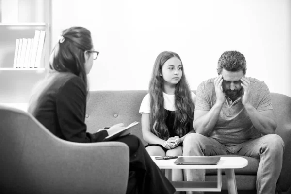 Slechte ouders. Psycholoog geven gezinstherapie voor vader en dochter tiener meisje, psychologie. — Stockfoto